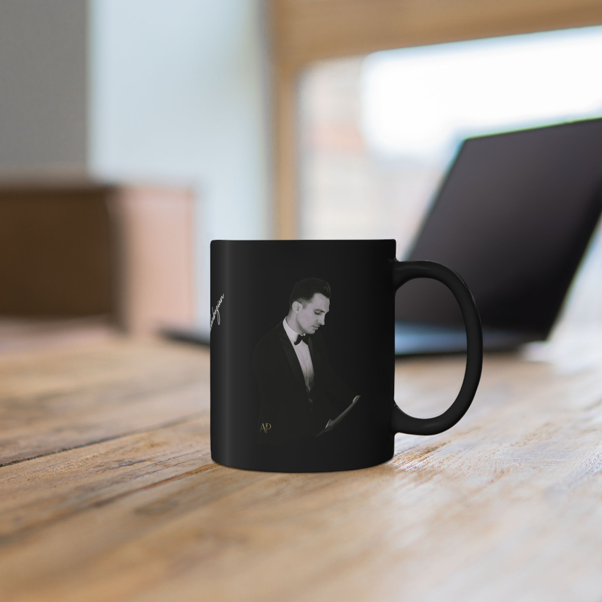 (EUR Customers) Mug en céramique noire — Portrait élégant d’Alexandre Pachabezian & design signature (11oz, 15oz) – Image 6