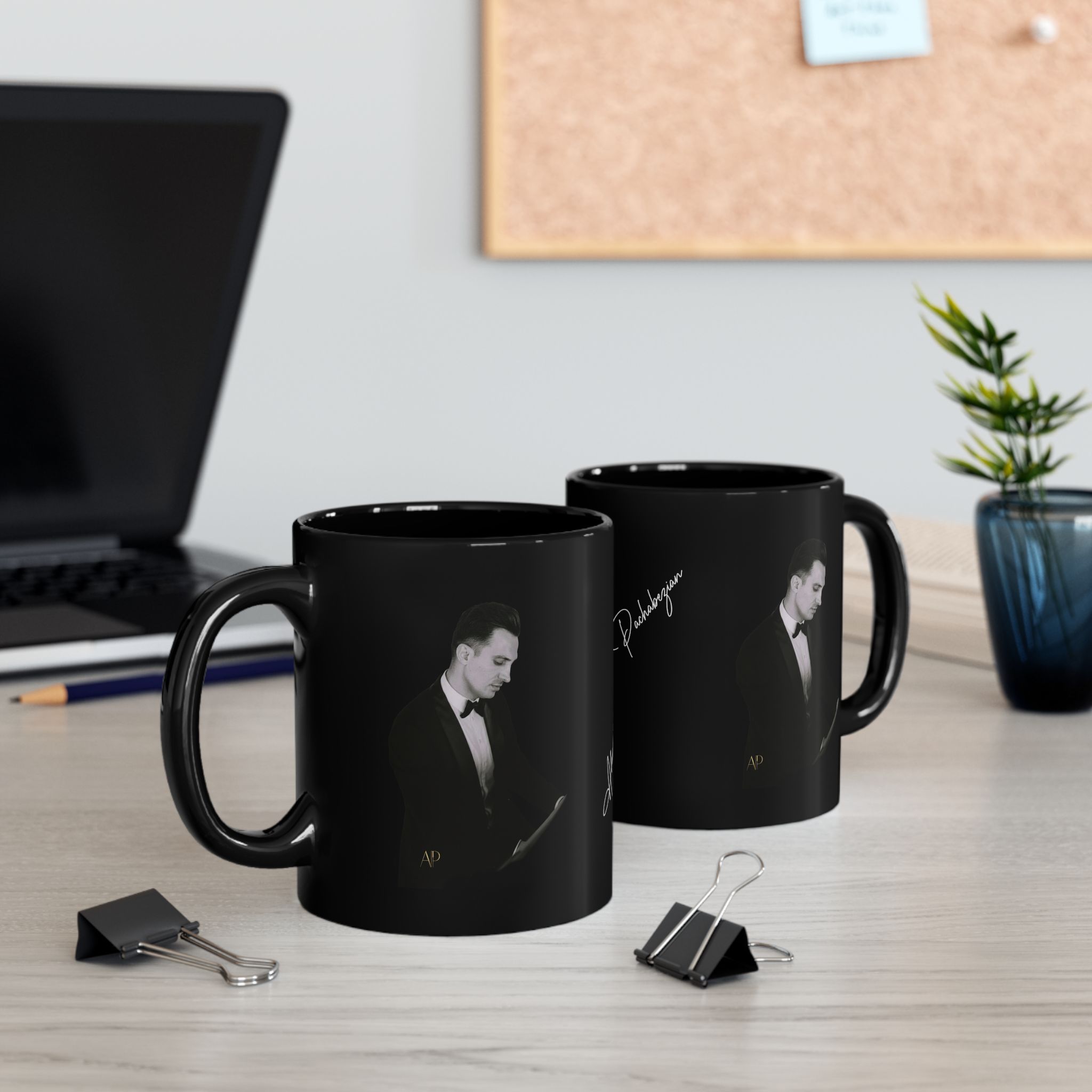 (EUR Customers) Mug en céramique noire — Portrait élégant d’Alexandre Pachabezian & design signature (11oz, 15oz) – Image 5